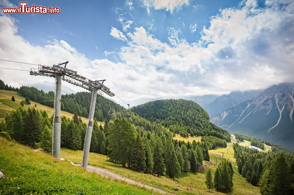 Immagine Inpianti di risalita a Forni di Sopra fotografati in estate (Friuli Venezia Giulia)