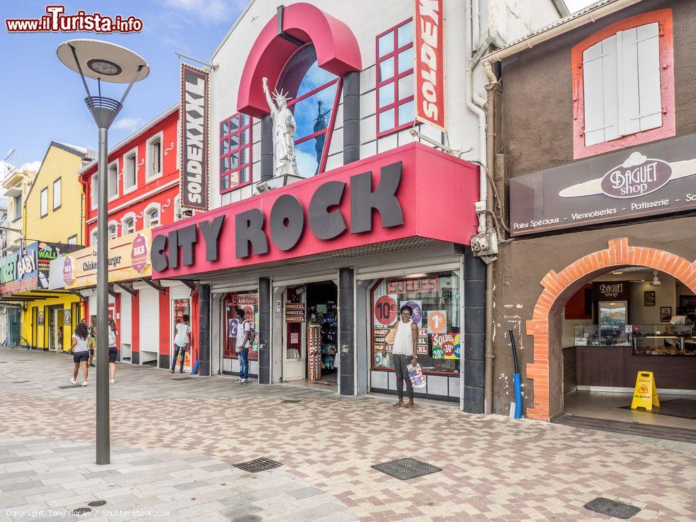 Immagine L'insegna colorata del City Rock nel centro di Fort-de-France, Martinica. Siamo nel cuore della città in una delle strade dello shopping qui ritratta in un pomeriggio di pioggia - © Tony Moran / Shutterstock.com