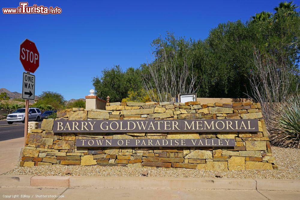 Immagine Insegna del Barry Goldwater Memorial nei pressi di Scottsdale, Arizona. L'area di Paradise Valley è dedicata al cinque volte senatore dell'Arizona e fondatore del conservatorismo americano del dopoguerra - © EQRoy / Shutterstock.com