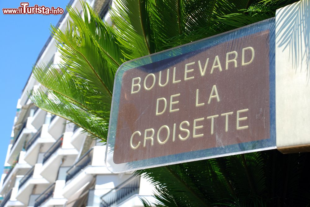 Immagine L'insegna del famoso Boulevard de la Croisette a Cannes, Francia. Nel 1853, il sindaco Barbe chiese allo Stato la concessione della striscia costiera, vecchia strada reale poi abbandonata, per creare una passeggiata pubblica. Nacque così la celebre Croisette.