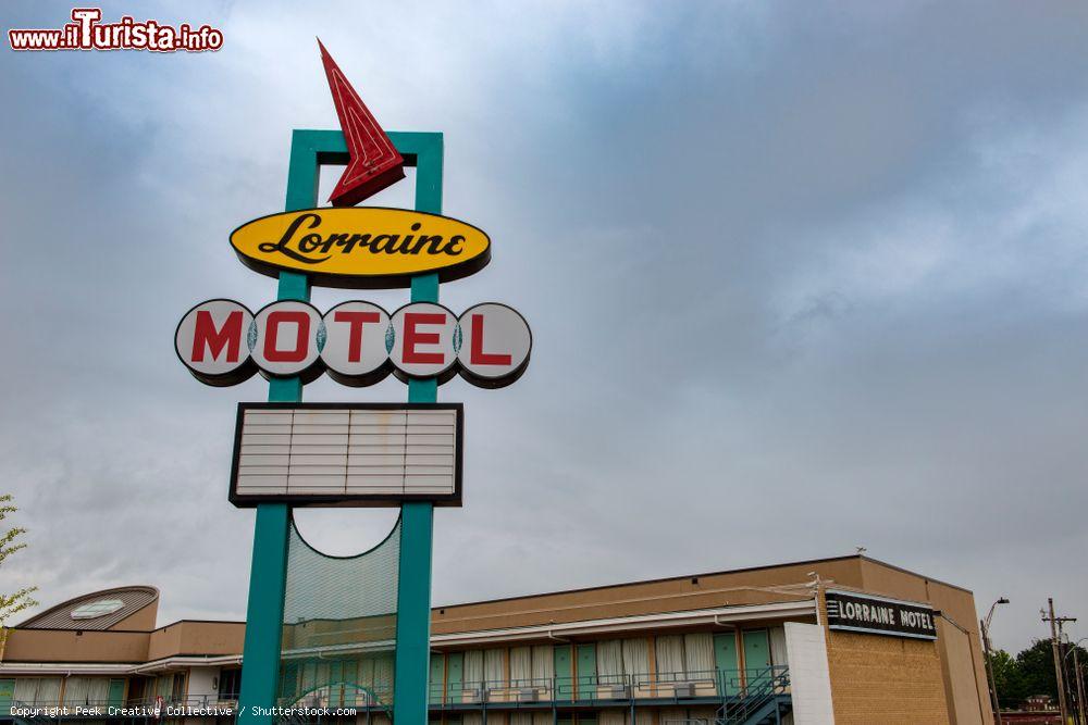 Immagine L'insegna del Lorraine Motel al National Civil Rights Museum di Memphis, Tennessee: qui, nell'aprile del 1968, venne ucciso a colpi di pistola Martin Luther King, leader del movimento per i diritti civili degli afro americani - © Peek Creative Collective / Shutterstock.com