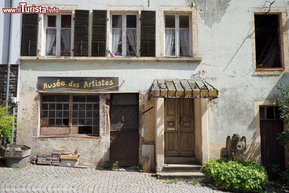 Immagine L'insegna del Museo degli Artisti a Vianden, Lussemburgo - © Valery Shanin / Shutterstock.com