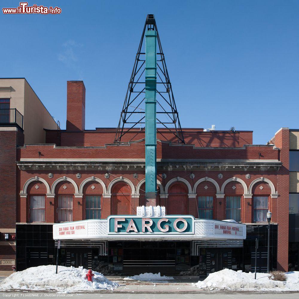 Immagine L'insegna del teatro cittadino di Fargo in una fredda giornata di primavera, Nord Dakota, Stati Uniti - © FiledIMAGE / Shutterstock.com