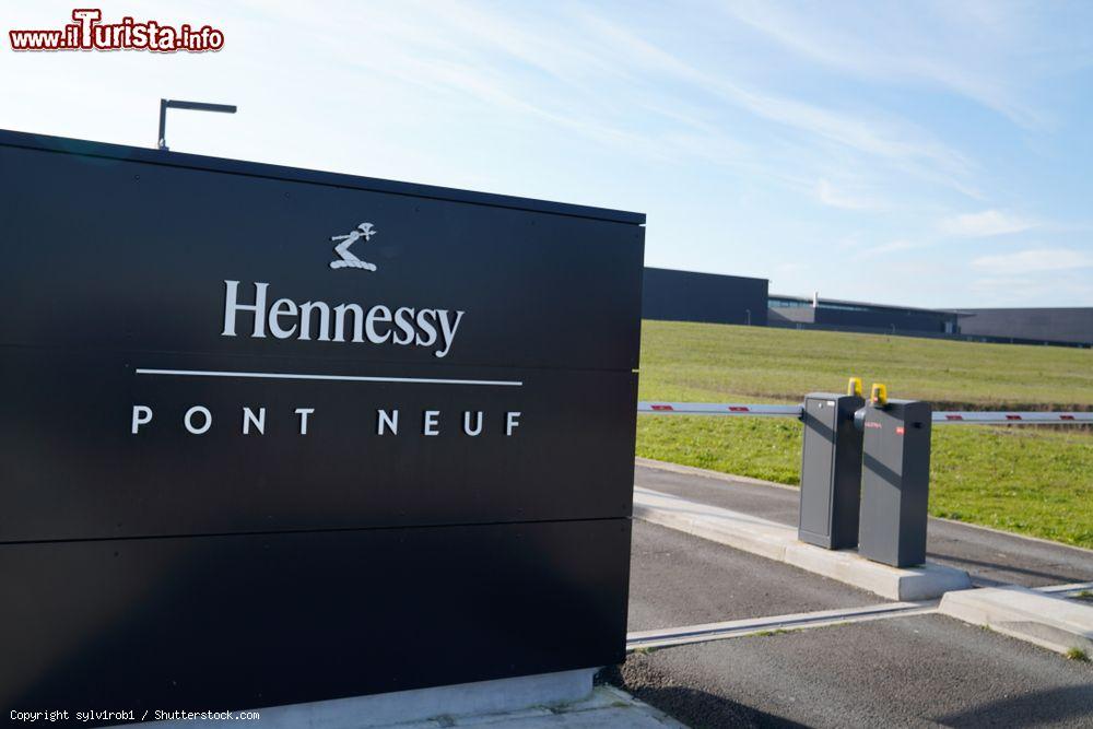 Immagine Insegna della nuova fabbrica Hennessy Ponte Neuf a Cognac, Francia - © sylv1rob1 / Shutterstock.com