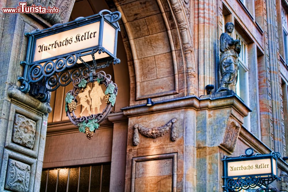 Immagine Insegna dell'Auerbachs Keller di Lipsia, Germania. Si tratta di uno storico locale cittadino reso celebre da Goethe che qui vi ambientò alcune scene della sua opera Faust.