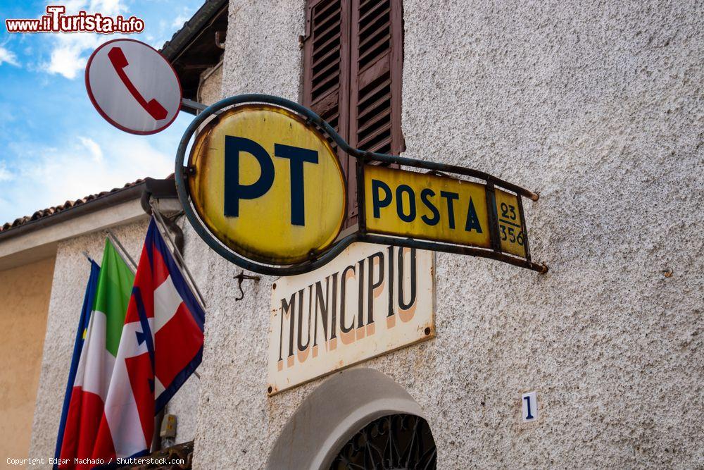 Immagine Insegna dell'Ufficio Postale di Sale San Giovanni, Cuneo, con la scritta "Municipio" e bandiere di Piemonte, Italia e Europa - © Edgar Machado / Shutterstock.com