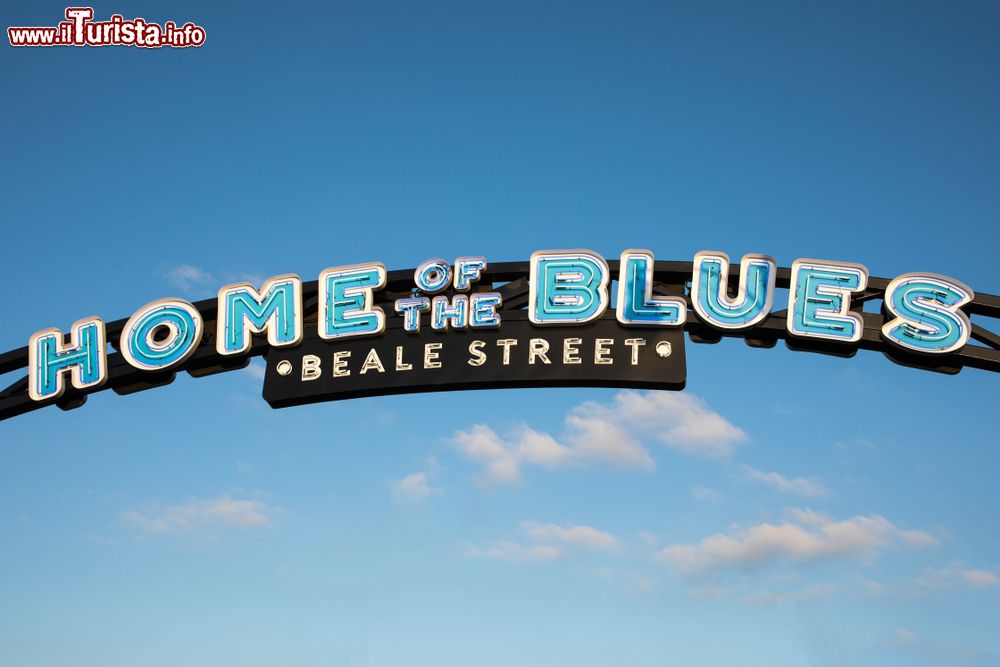 Immagine Insegna di Beale Street, "home of the blues", nel centro di Memphis (Tennessee). Collega il fiume Mississipi a East Street.
