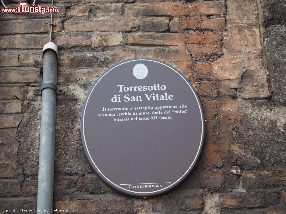 Immagine Insegna di Torresotto San Vitale a Bologna, Emilia-Romagna. Questo serraglio appartiene alla seconda cerchia di mura iniziata nel tardo XII° secolo  - © Claudio Divizia / Shutterstock.com