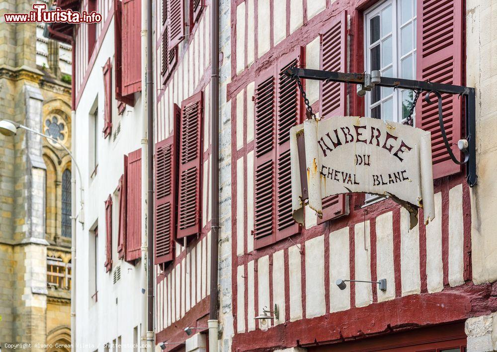 Immagine Insegna di un locale nel centro storico di Bayonne, Francia - © Alvaro German Vilela / Shutterstock.com