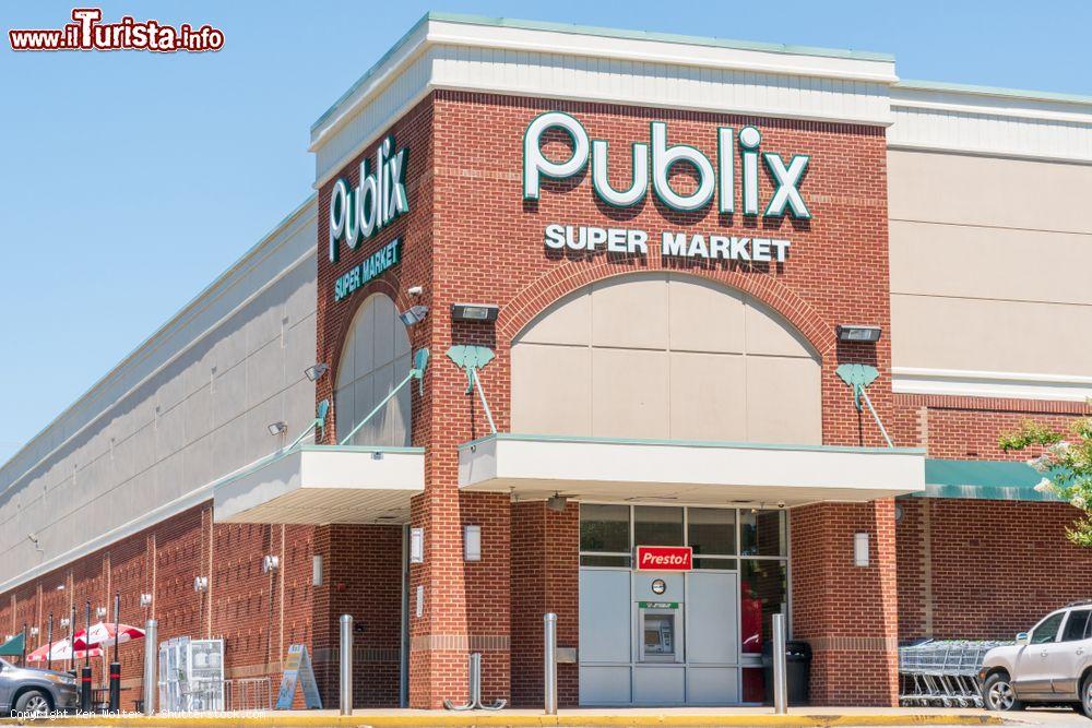 Immagine Insegna di un negozio di alimentari a Tuscaloosa, Alabama, USA: Publix Super Markets è una catena di supermercati americani - © Ken Wolter / Shutterstock.com