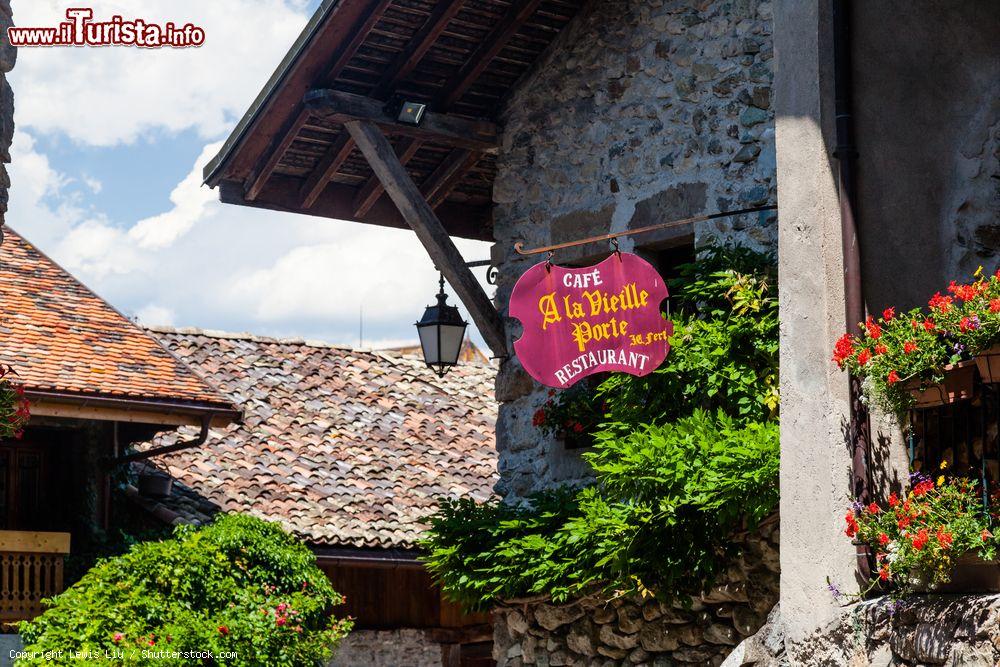 Immagine L'insegna di un bar-ristorante nel borgo medievale di Yvoire, considerato uno dei più belli della Francia - © Lewis Liu / Shutterstock.com