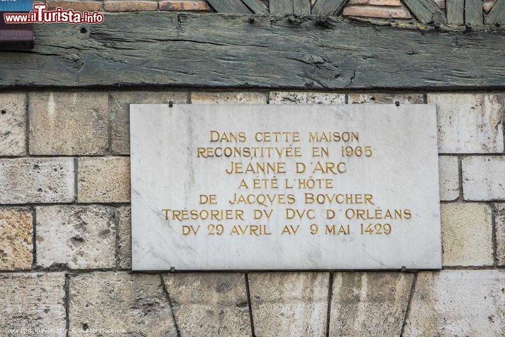 Immagine Insegna di una casa in Place General de Gaulle a Orléans, Francia: qui, nel centro città, ha soggiornato Giovanna d'Arco - © Kiev.Victor / Shutterstock.com