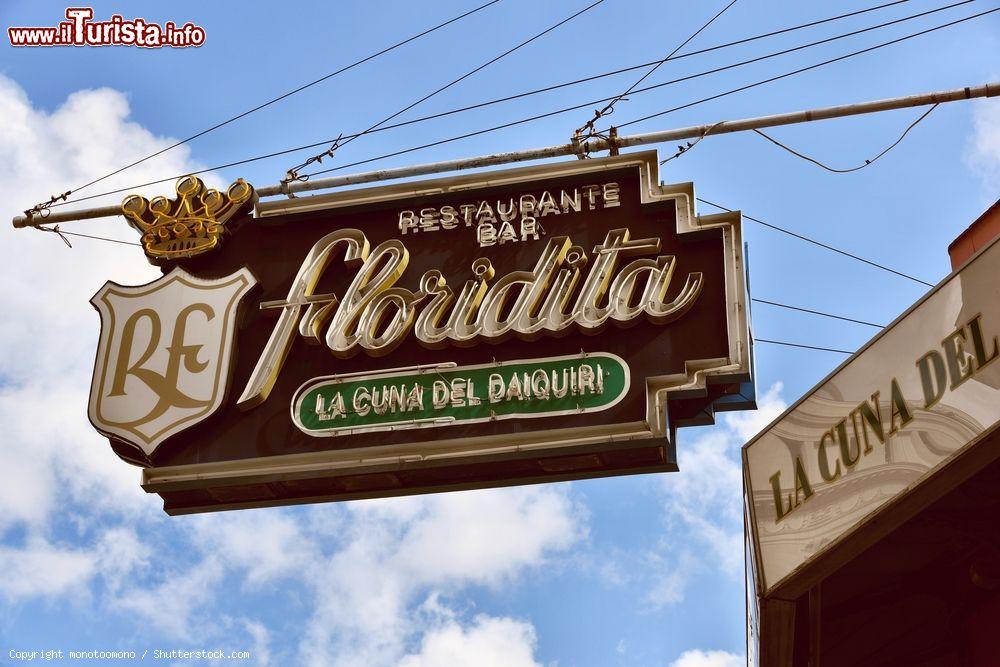 Immagine L'insegna del bar El Floridita, dove venne inventato il daiquiri. Il bar era frequentato da Ernest Hemingway quando si trovava all'Avana - © monotoomono / Shutterstock.com