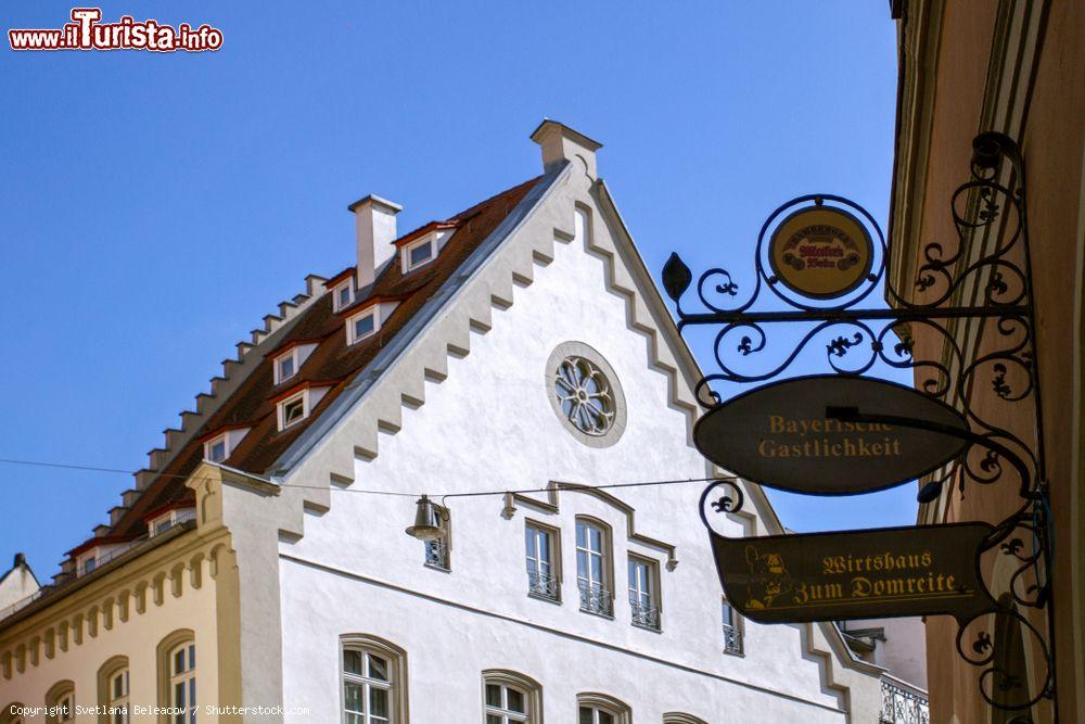 Immagine Insegna in ferro sulla facciata di una vecchia casa di Bamberga, Germania - © Svetlana Beleacov / Shutterstock.com