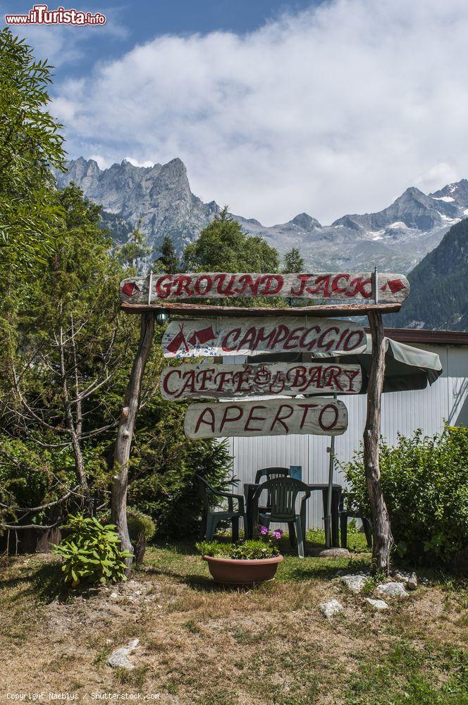 Immagine L'insegna in legno del Ground Jack, campeggio della Val di Mello, provincia di Sondrio, Lombardia - © Naeblys / Shutterstock.com