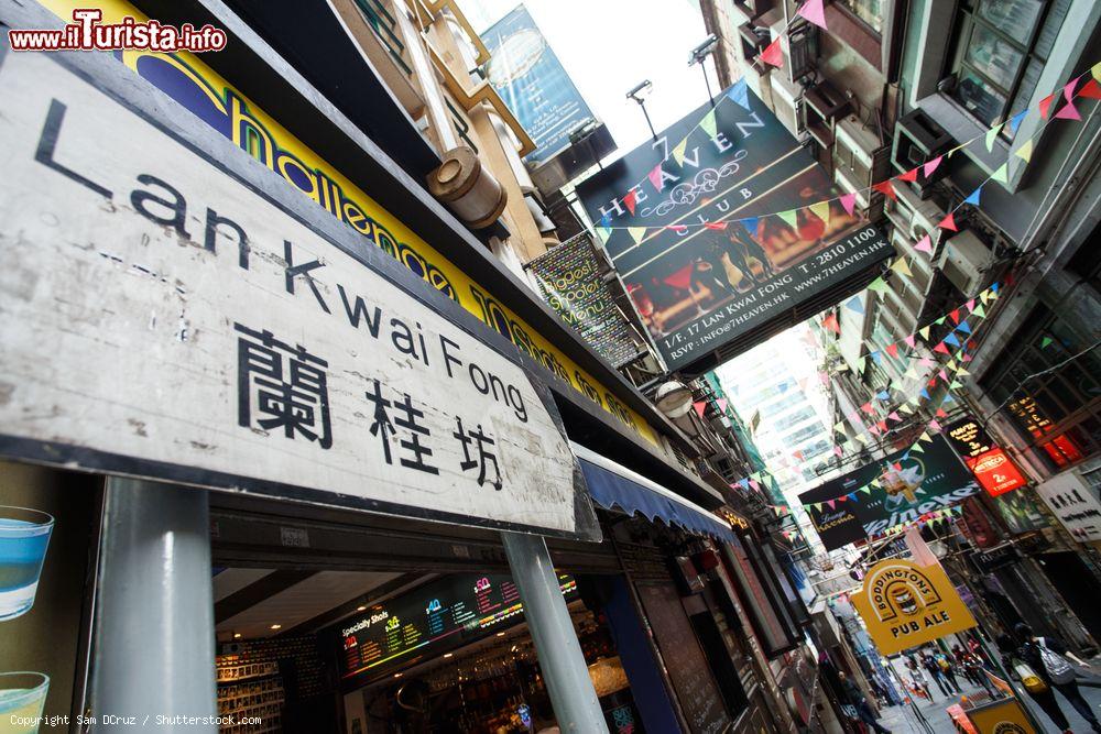 Immagine La famosa insegna del LKF (Lan Kwai Fong) nella zona di Central Hong Kong, Cina - © Sam DCruz / Shutterstock.com