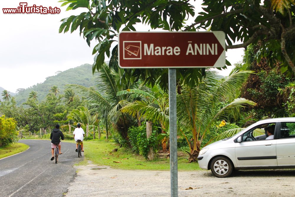 Immagine Insegna per il sito archeologico di Marae Anini sull'isola di Huahine, Polinesia Francese. Situato sulla punta meridionale di Huahine Iti, questo marae, costruito con massicci blocchi di corallo, era consacrato a Horo e Hiro, divinità della guerra e dei marinai.