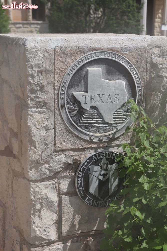 Immagine Insegna scolpita nella pietra di fronte all'Elisabet Ney Museum di Austin, Texas.