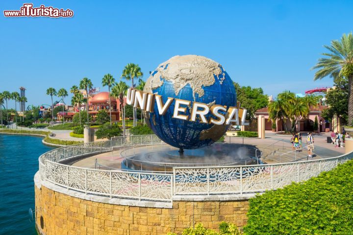 Immagine Insegna degli Universal Studios a Orlando, Florida - La celebre insegna a scritte bianche che sovrasta il globo da il benvenuto a turisti e visitatori degli Universal Studios © Kamira / Shutterstock.com