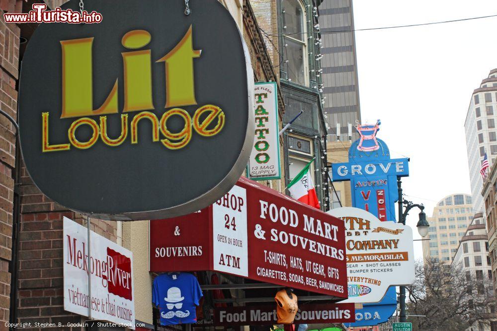 Immagine Insegne di bar, locali e ristoranti nel Sixth Street Historic District di Austin, Texas (USA). Considerata una delle zone turistiche più importanti della città, è iscritta nel National Register of Historic Places - © Stephen B. Goodwin / Shutterstock.com