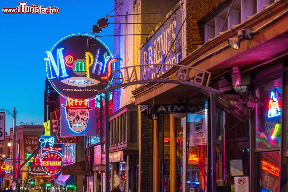 Immagine Insegne di famosi club di musica blues in Beale Street a Memphis, Tennessee - © f11photo / Shutterstock.com