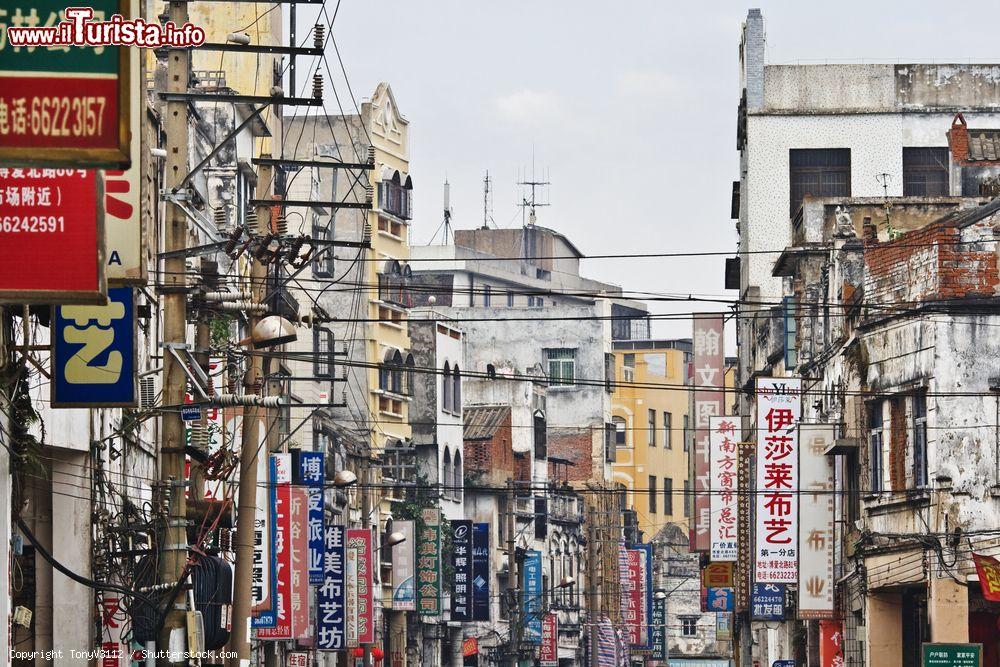 Immagine Insegne di locali in una via del centro storico di Haikou, Cina  - © TonyV3112 / Shutterstock.com