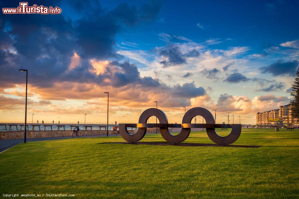 Immagine Installazione a forma di onda al Jimmy Melrose Park di Glenelg al tramonto (Adelaide) - © amophoto_au / Shutterstock.com