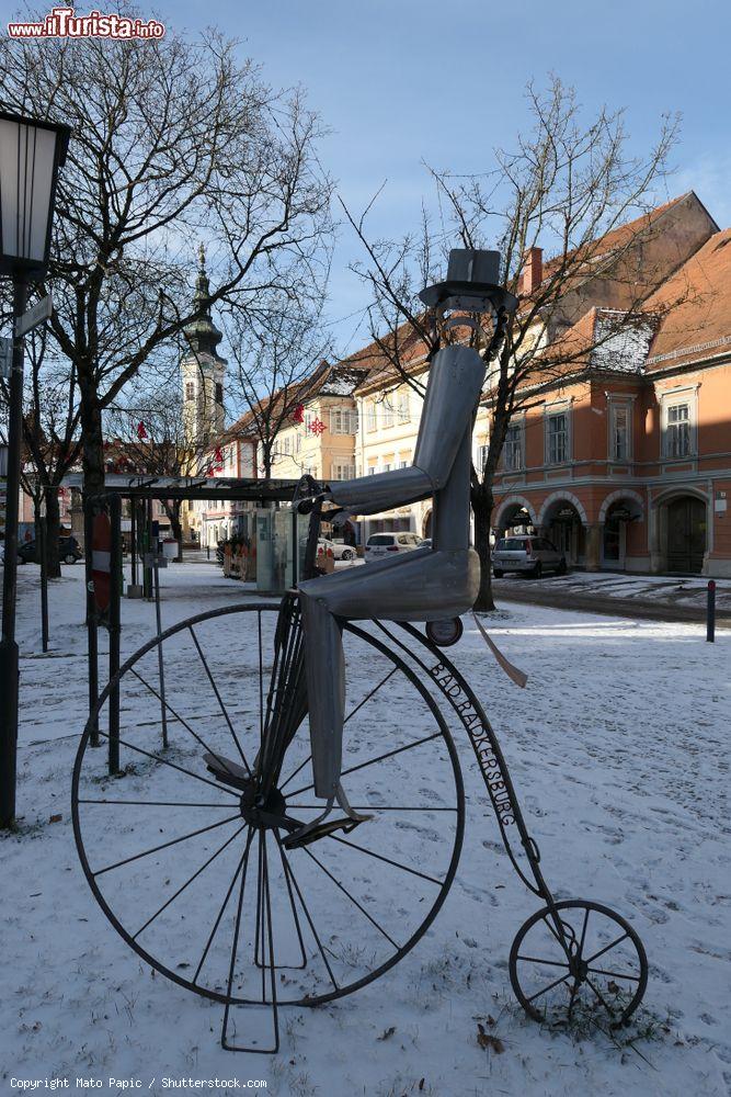 Immagine Installazione artistica nel centro di Bad Radkersburg, Austria: una bicicletta con un uomo che pedala - © Mato Papic / Shutterstock.com