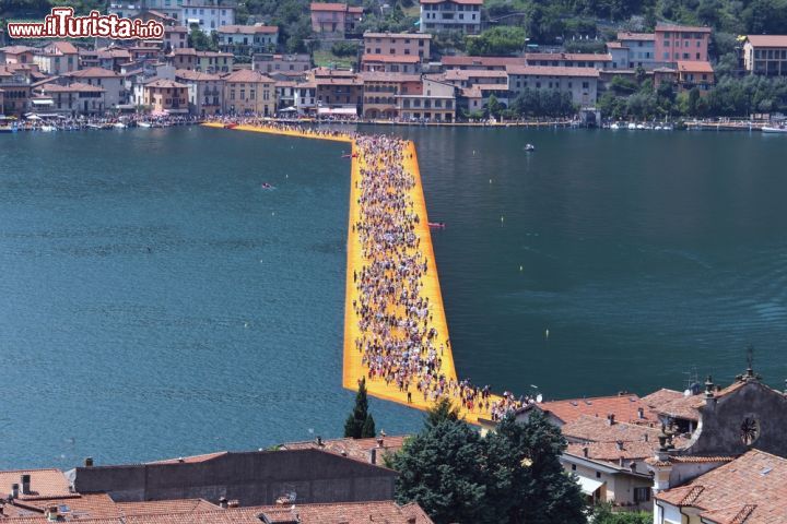 Immagine L'installazione di Christo, The Floating Piers,  che per 3 settimane tra giugno e luglio 2016 ha collegato Sulzano (in basso) con Peschiera Maraglio (in alto), la località sul Monte Isola, nel cuore del Lago di Iseo - © Piergiovanni M / Shutterstock.com