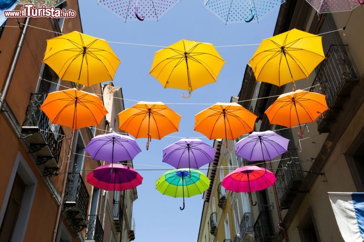 Immagine Installazione di ombrelli colorati nel centro di Iglesias Sardegna - © Kartouchken / Shutterstock.com