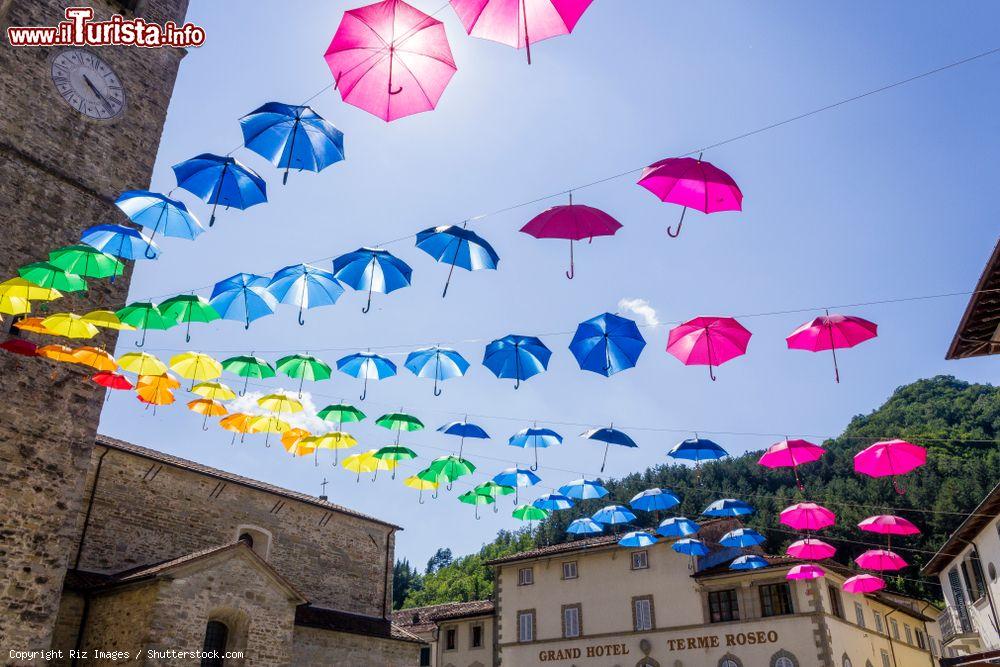 Immagine Installazione di ombrelli colorati nel centro storico di Bagno di Romagna, borgo termale della provincia di Forlì-Cesena. - © Riz Images / Shutterstock.com