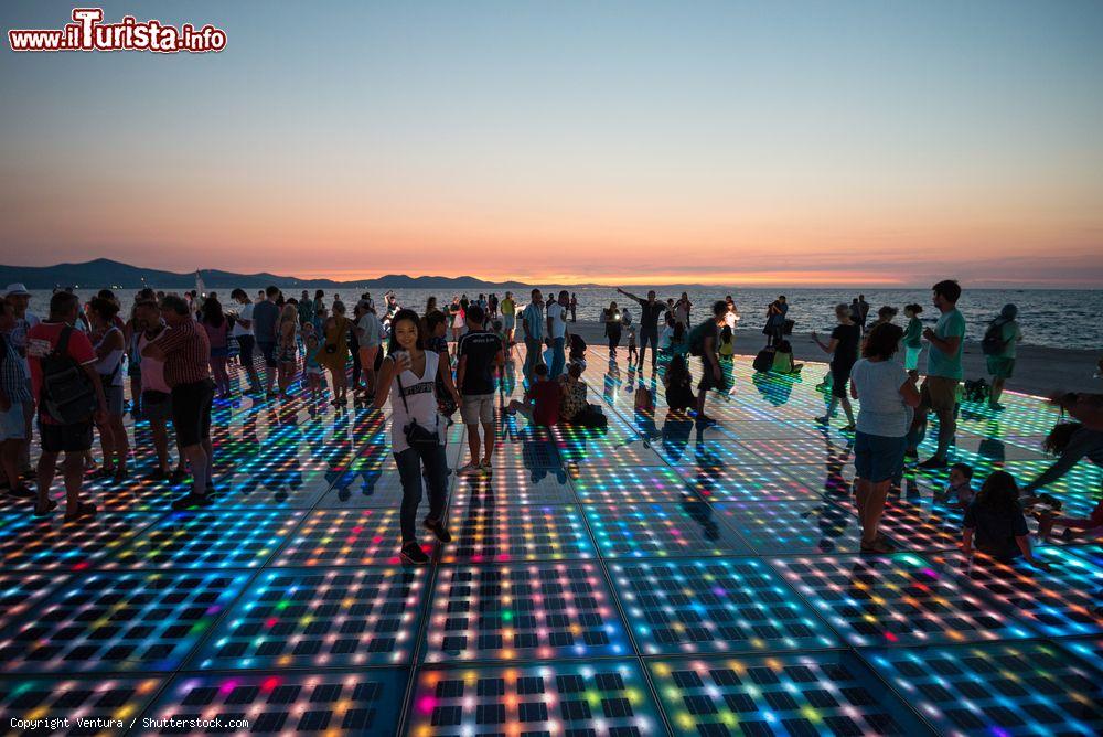 Immagine Installazione di pannelli solari a Zara, Croazia. Il saluto al sole dopo il tramonto: si tratta di una creazione artistica fatta da 300 pannelli di vetro multistrato con diametro di 22 metri - © Ventura / Shutterstock.com