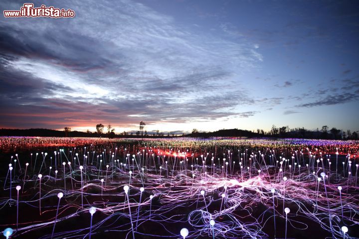 Immagine Installazione di luci a Ayers Rock: circa 50.000 steli di fibre ottiche installate intorno al monlite di Uluro per crica un anno, fino al 31 marzo 2017. Siamo in  Australia nel Northern Territory - © Mark Pickthall