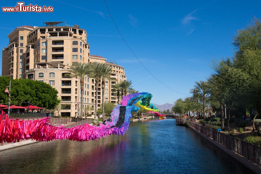 Immagine Installazioni colorate lungo il fiume a Phoenix, Arizona (USA).