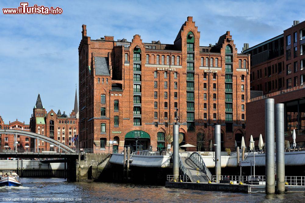 Immagine L'International Maritime Museum nel distretto di HaffenCity, Amburgo. Quest'area museale privata ospita modellini di navi, uniformi e altri oggetti della vita marittima. In totale si possono ammirare più di 40 mila articoli e oltre un milione di fotografie. E' stato inauguato nel 2008 e si trova in un ex magazzino della città - © Andrey Lebedev / Shutterstock.com