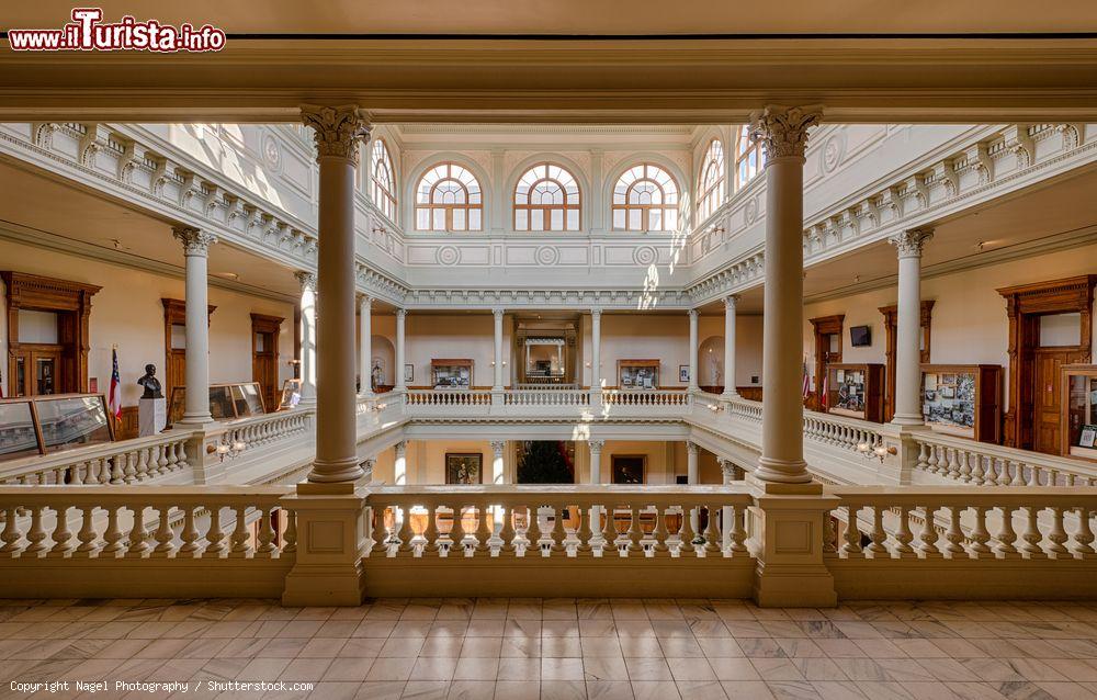 Immagine Interni del Georgia Capitol Museum di Atlanta, Stati Uniti d'America. Si trova al quarto piano dell'edificio del governo della capitale: completato nel 1889 in stile neoclassico, il Campidoglio è opera degli architetti Edbrooke e Burnham - © Nagel Photography / Shutterstock.com