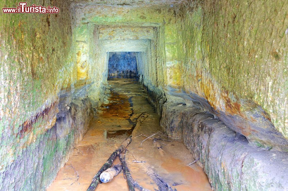 Immagine L'interno di un'antica miniera etrusca e romana a Monterano, Roma, Lazio.