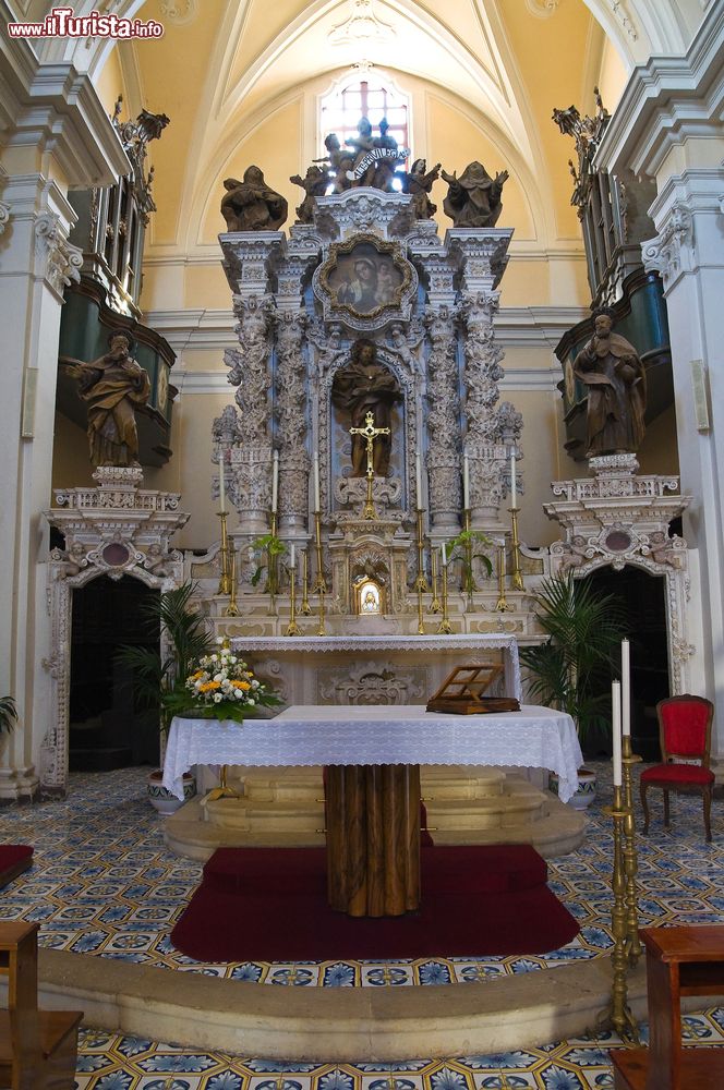 Immagine Interno barocco della Chiesa del Carmine a Presicce