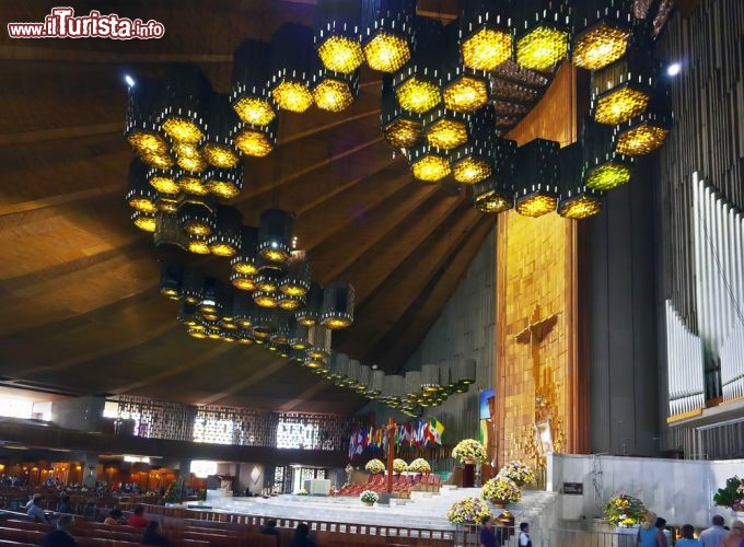 Immagine L'interno della Basilica de Nuestra Señora de Guadalupe, il santuario mariano di Città del Messico. La festa della Vergine è il 12 dicembre; in quell'ocasione migliaia di fedeli da tutto il paese raggiungono la basilica - © Anilah / Shutterstock.com