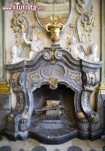 Immagine L'interno del castello di Ksiaz presenta arredamenti originali dei vecchi proprietari della struttura ed altri spazi ricostruiti fedelmente. L'edificio fu ristrutturato nel 1974 dopo anni di abbandono - foto © Radoslaw Maciejewski / Shutterstock.com