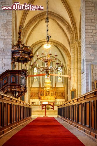 Immagine Un'immagine dell'interno della famosa cattedrale di Visby, conosciuta come Sankta Maria Domkyrka, costruita tra il XII e il XIII secolo con i soldi dei mercanti tedeschi - Foto © Johan Dalstrom / Shutterstock.com