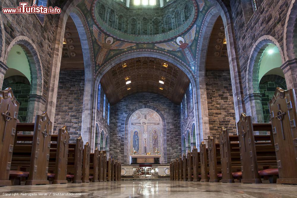 Immagine Interno della chiesa cattolica di Nostra Signora Assunta in Cielo e San Nicola a Galway, Irlanda. Edificato nel XX° secolo, è uno degli edifici religiosi più grandi e imponenti della città - © Madrugada Verde / Shutterstock.com