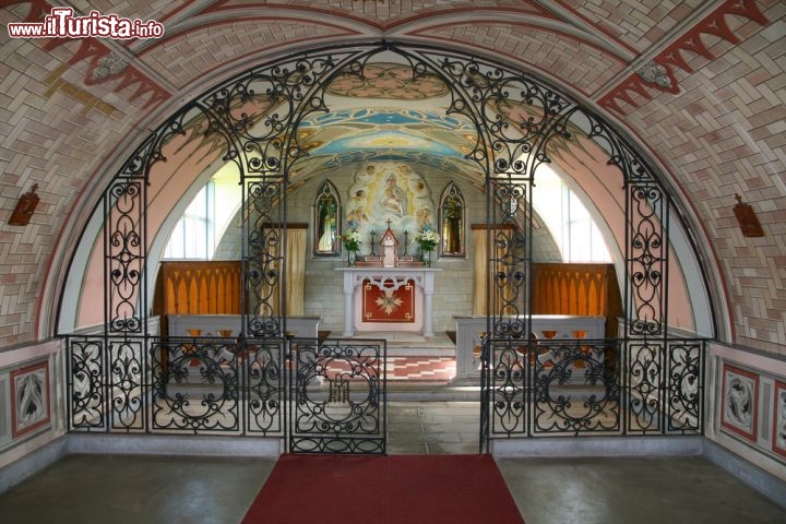 Immagine L'interno della chiesa costruita dai prigionieri italiani, durante la seconda geurra mondiale: erano stati trasferiti nel campo di progionia alle Isola Orcadi, a nord della Scozia - © Paula Fisher / Shutterstock.com