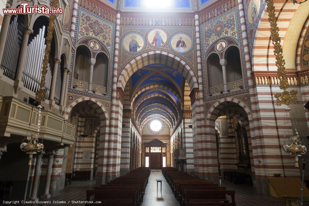 Immagine Interno chiesa di Santa Maria Assunta a Soncino, XII secolo - © Claudio Giovanni Colombo / Shutterstock.com