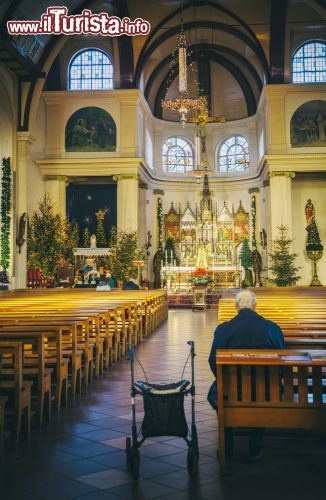 Immagine Interno edificio religioso di Volendam, Olanda - Una suggestiva veduta interna della chiesa cittadina in cui risaltano il grande altare luminoso e le decorazioni pittoriche che lo affiancano © ariadna de raadt / Shutterstock.com