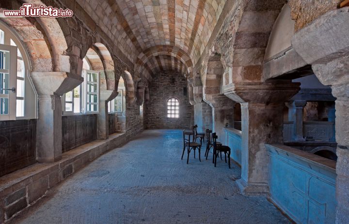 Immagine Interno della chiesa di Ekatontapilliani a Paros, Grecia. Questo monumento religioso, risalente alla prima epoca cristiana del territorio greco, è il vanto di Paros. Nella parte sud si trova il fonte battesimale di marmo, il più antico e meglio conservato fra quelli esistenti nei paesi occidentali ortodossi. Il giorno di ferragosto si svolge la festa più importante dell'anno durante la quale la chiesa risplende in tutta la sua magnificenza - © Havoc / Shutterstock.com