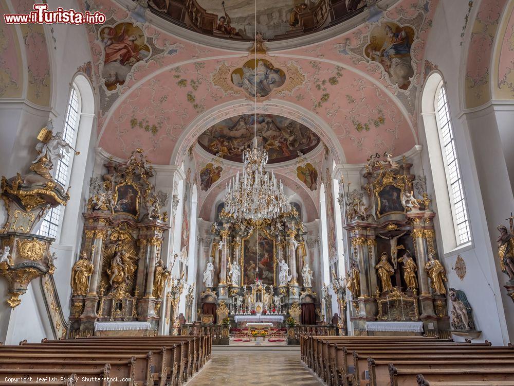 Immagine Interno della chiesa parrocchiale di San Pietro e San Paolo a Oberammergau, Germania. E' impreziosita da decori e affreschi sulle pareti e sul soffitto - © jeafish Ping / Shutterstock.com