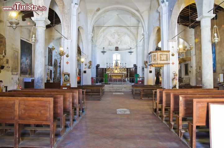 Immagine Interno della chiesa di San Donato a Civita di Bagnoregio, Viterbo. Antica cattedrale della diocesi di Bagnoregio dall'anno 600, questa chiesa che secondo la tradizione risalirebbe al V° secolo  conserva tracce di un primo impianto romanico nonostante i rifacimenti e le trasformazioni subite nel corso degli anni. Questo luogo di culto presenta una pianta a tre navate con facciata rinascimentale; il campanile è a torre e alla base vi sono due sarcofagi estruschi in pietra di basalto. Di particolare pregio anche gli interni di San Donato dove sono custoditi un affresco della scuola del Perugino e un crocifisso in legno del '400 di quella di Donatello - © Mi.Ti. / Shutterstock.com