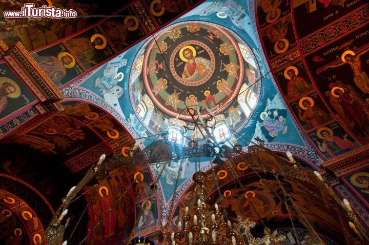 Immagine Interno della cupola nella chiesa Panagia Kalyviani a Heraklion, Creta - Gli affreschi che decorano la cupola del monastero femminile di Heraklion © lornet / Shutterstock.com