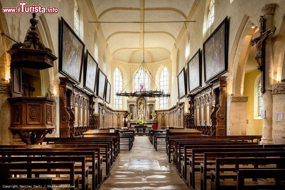 Immagine Interno dall'abbazia di San Pietro a Hautvillers con la tomba di Dom Perignon, Marne-la-Vallee (Francia) - © Massimo Santi / Shutterstock.com